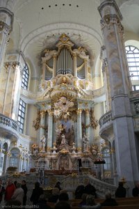 Dresdner Frauenkirche - Blick durchs Mittelschiff zum Altar