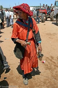 Wasserverkäufer bei Fantasia oder Laab el-baroud in Marokko