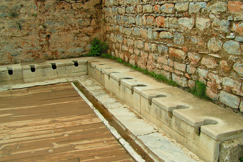 Toiletten bei den Scholastikia-Thermen von Ephesos