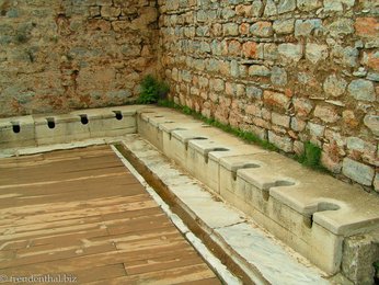 Toiletten bei den Scholastikia-Thermen von Ephesos