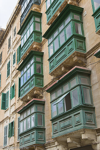 grüne Fassaden-Balkone in Valletta auf Malta