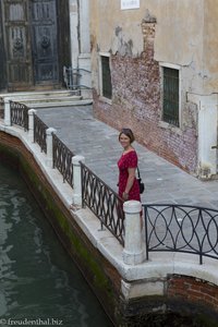 Anne an einem Kanal in San Marco.