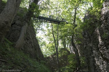 Brücke auf den Felsen der Ruine Rosenstein