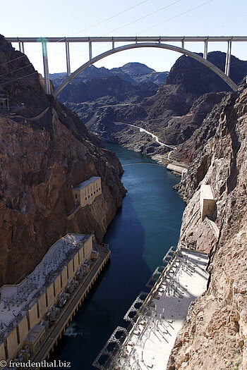 Blick vom Hoover Dam auf den Colorado River