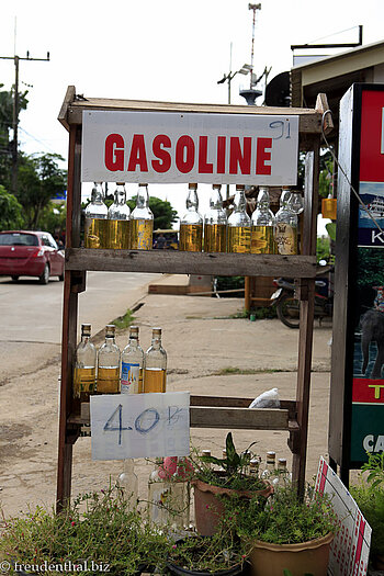 typische Tankstelle auf Ko Lanta im Süden Thailands