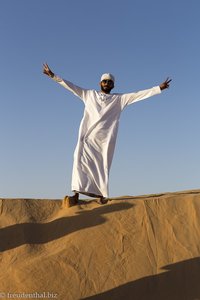 Omani auf den Sanddünen der Rub al-Khali im Oman