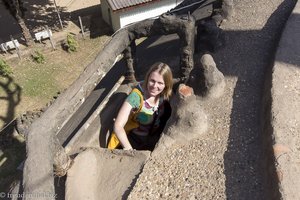 Anne klettert wieder in den Kürbis im Buddhapark