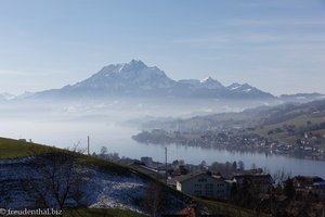 Blick von der Gesslerburg über den Vierwaldstättersee zum Pilatus