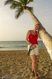 Annette und Palme bei Costa Dorada