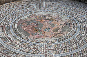 Theseus tötet den Minotaurus - Eines der bekanntesten Mosaiken