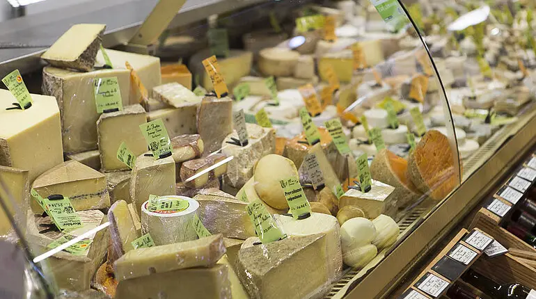 Käsestand in der Markthalle von Cahors
