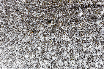 Aluherzen bilden den Himmel im Wandelgang