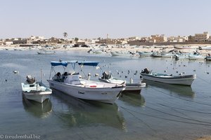Boote im Hafen von Mirbat im Oman