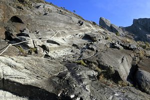 mit Seilen gesicherter Weg hoch in die Gipfelregion des Kinabalu