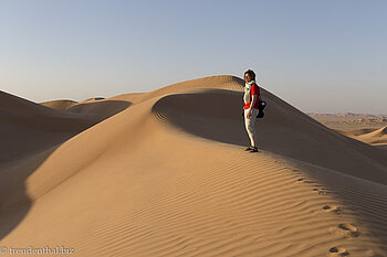 Anne beim Sonnenuntergang in den Sanddünen von Ramlat Fasat Anne beim Sonnenuntergang in den Sanddünen von Ramlat Fasat