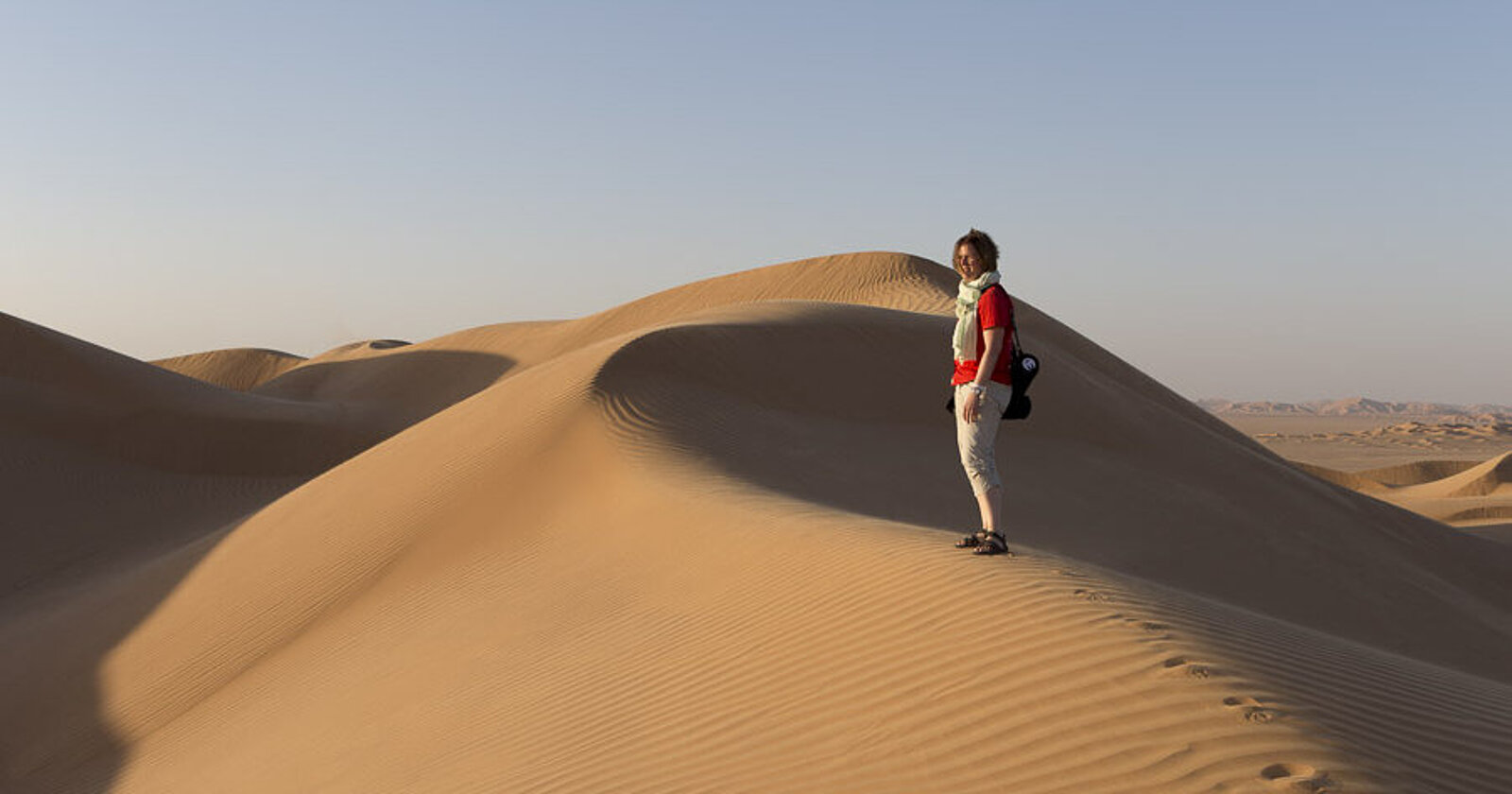 Malerisch geschwungene Sanddünen im Licht der untergehenden Sonne in der Rub al-Khali im Oman