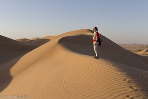 Anne beim Sonnenuntergang in den Sanddünen von Ramlat Fasat