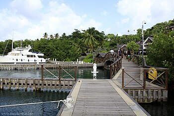 Weg zu den Anlegeplätzen in der Marigot Bay