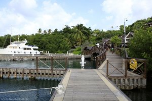 Weg zu den Anlegeplätzen in der Marigot Bay