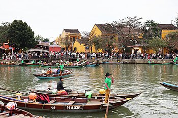 Laternenboote vor der Kulisse Hoi An im Süden Vietnams