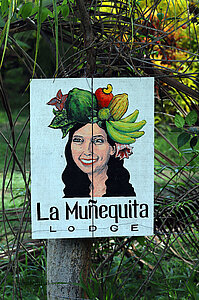 Gemaltes Bild bei der Einfahrt der La Muñequita Lodge