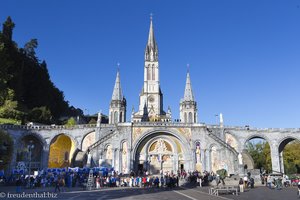 auf der Rosenkranz-Basilika von Lourdes