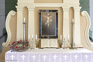 Der Altar in der Holzkirche von Turaida