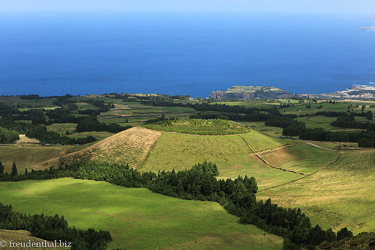 Aussicht vom Pico das Eguas auf einen kleinen Vulkankegel auf Sao Miguel