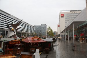 Blick über den Weihnachtsmarkt der Prager Straße in Dresden