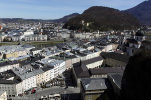 Sicht vom Mönchsberg über die Salzburger Altstadt zum Kapuzinerberg