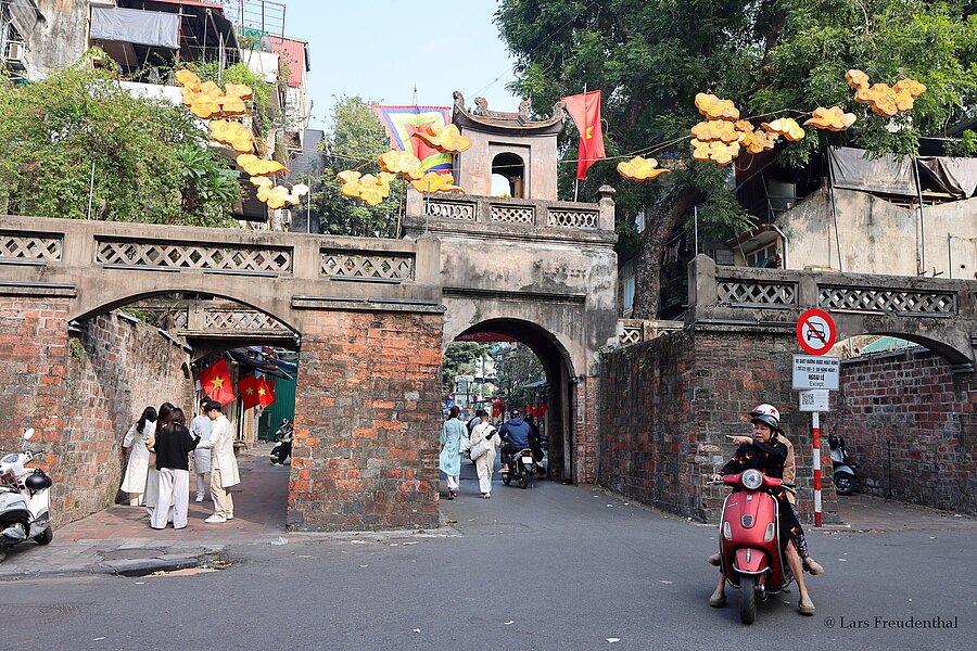 Chuong-Stadttor in Hanoi