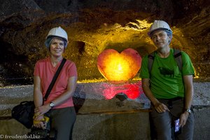 Anne und Lars bei einem Herz aus Salz in der Mine von Nemocón