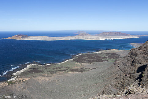Blick auf La Graciosa vom Mirador de Guinate