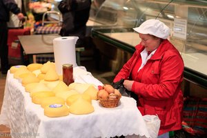 Käseverkäuferinb beim Mercado de Abastos
