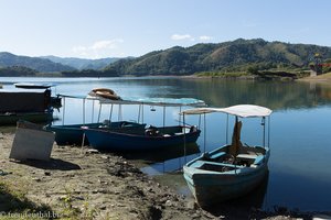 Ausflugsboote mit Schattendach, beim Embalse Hanabanilla