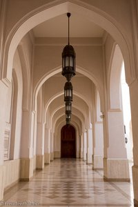 in den Gängen der Sultan Qaboos Moschee im Oman