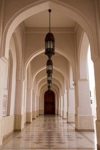 in den Gängen der Sultan Qaboos Moschee von Salalah