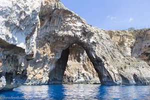 Taħt il-Ħnejja - großer Steinbogen bei der Blauen Grotte von Malta