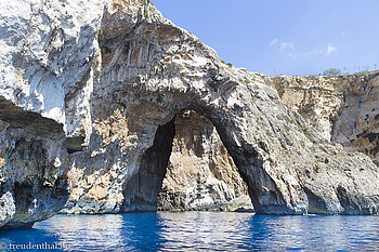 Taħt il-Ħnejja - großer Steinbogen bei der Blauen Grotte von Malta