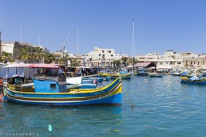 Luzzus im Hafen von Marsaxlokk auf Malta