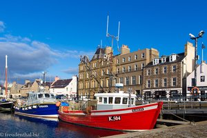 vor dem Kirkwall-Hotel beim Hafen auf Orkney