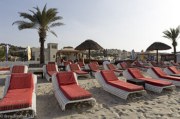 Sandal Beach Club und die Luxusliegen