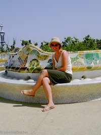 Anne auf Schlangenbank im Park Güell