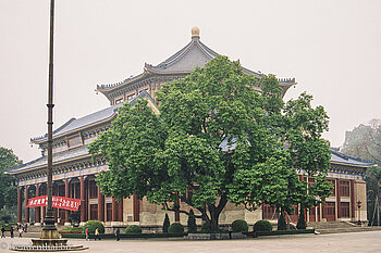 Sun-Yat-sen-Gedenkhalle mit Magnolie in Kanton