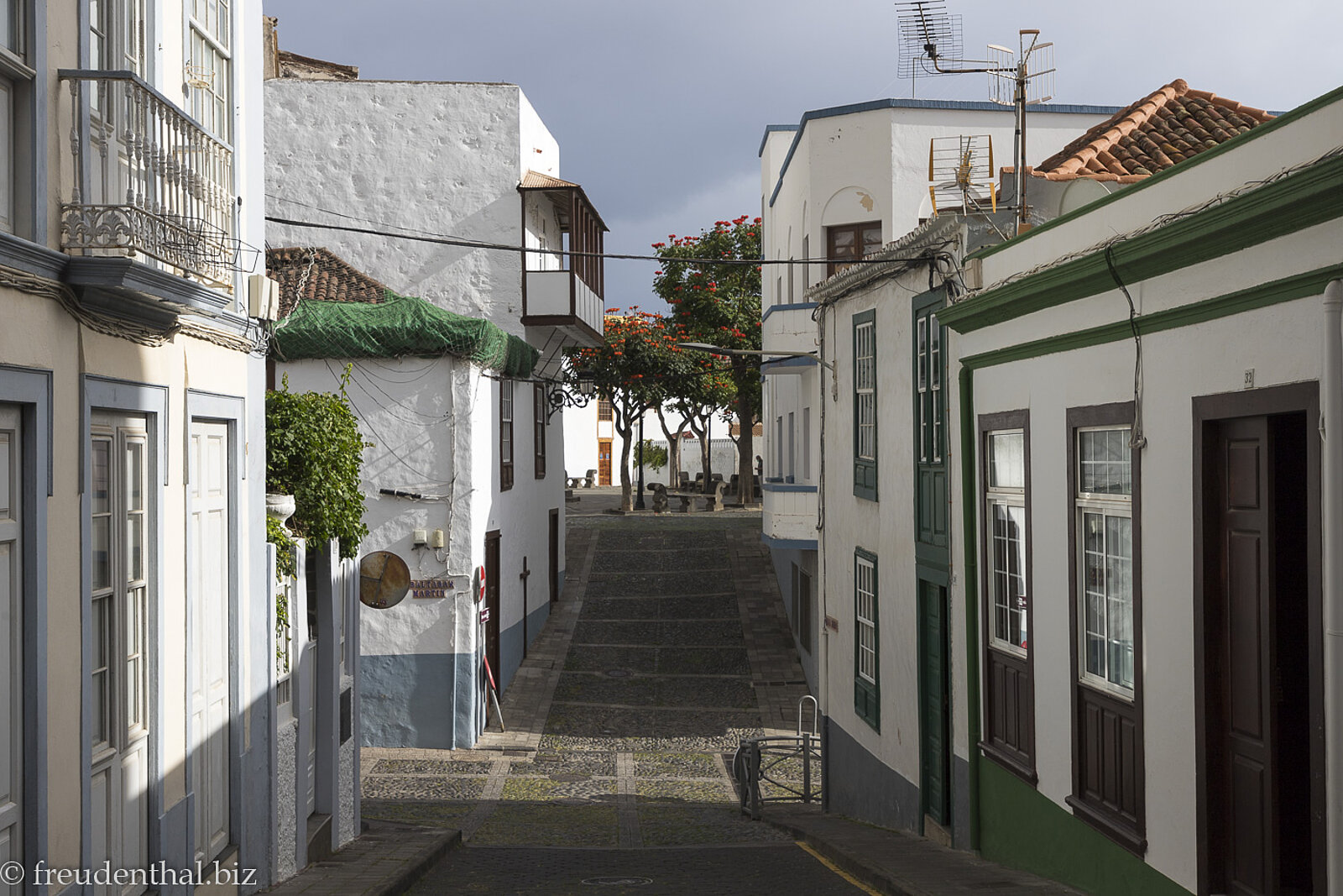 Gassen mit weißen Häuser in Santa Cruz auf der Kanareninsel La Palma