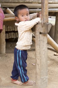 Schüchterner Junge im Dorf der Khmu in Laos