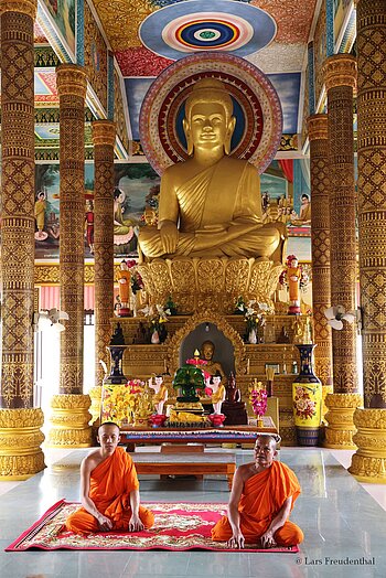 Mönche beten in der Ziegelofenpagode vor einem sitzenden Buddha, Trà Vinh
