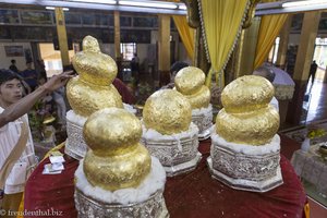 die durch Blattgold umgestalteten Buddha-Figuren - Phaung Daw U Pagode