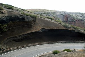 S-Kurve mit Lavaschichten der Cumbre Dorsal auf Teneriffa