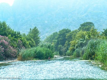 Fluss hinter Strand von Olympos an der Türkischen Riviera